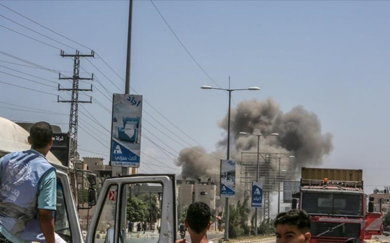 دخان كثيف متصاعد جراء قصف الاحتلال الإسرائيلي على غزة