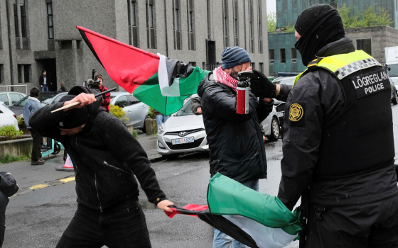 الشرطة تقمع المتظاهرين المؤيدين لفلسطين في أيسلندا  