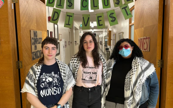 طلاب متضامنون مع فلسطين في مخيمهم الطلابي