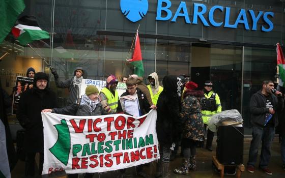 مظاهرة داعية لمقاطعة بنك باركليز