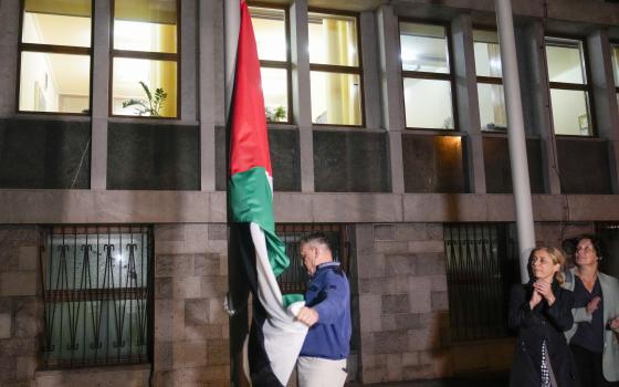 رفع علم فلسطين أمام البرلمان سلوفينيا