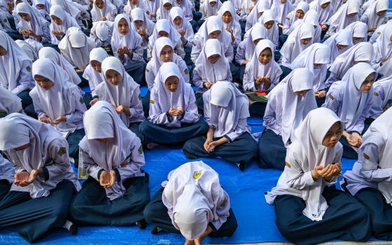 طلاب إندونيسيون يصلون من أجل الشعب الفلسطيني