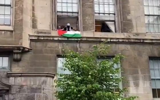 طلاب مناصرون للفلسطينيين يقتحمون المبنى الاداري لجامعة ماكجيل