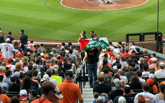 رفع علم فلسطين في مباراة نادي بالتيمور أوريولز  