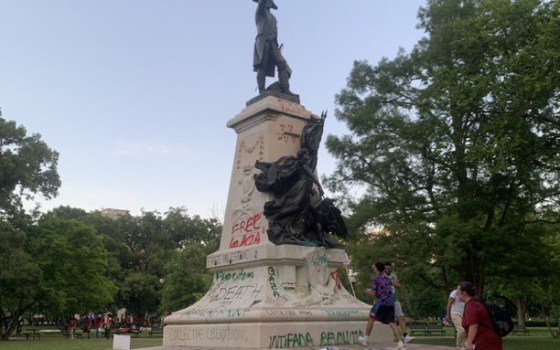 كتابة شعارات مناصرة لفلسطين