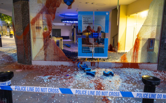 حركة فلسطين تستهدف فرع برادفورد وبولتون لبنك باركليز