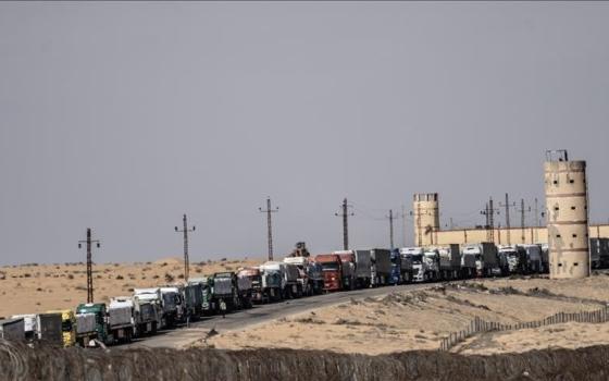 شاحنات المساعدات الممنوعة من دخول غزة