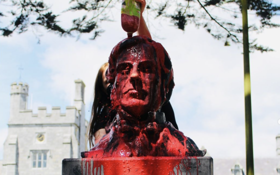 طلاب جامعة كورك الإيرلندية يرشقون ساحاتهم بالطلاء الأحمر