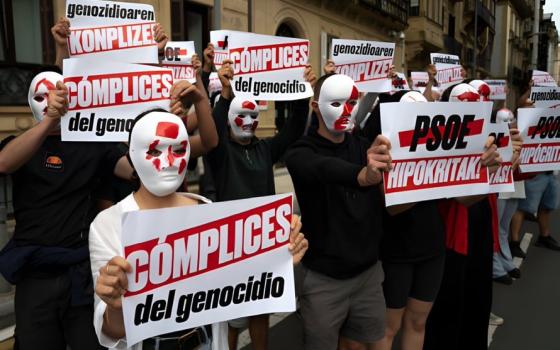 لتواطئه بالإبادة.. أنصار فلسطين يحملون ملصقات تدين الحزب الإشتراكي الإسباني
