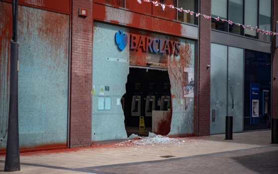 استهداف حركة فلسطين لبنك "باركليز"