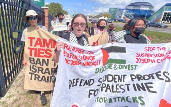 طلاب يتظاهرون ضد إيقاف وطرد طلبة جامعة جنوب فلوريدا