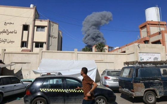 دخان كثيف متصاعد جراء قصف الاحتلال الإسرائيلي على غزة