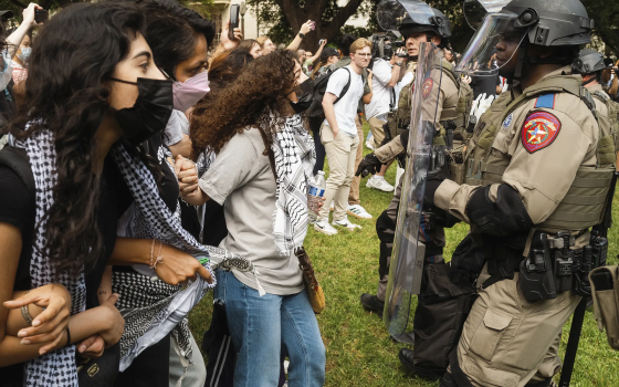 مواجهة الطلاب والشرطة في المخيم التضامني الداعم لغزة  