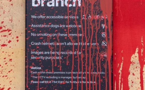 ”حركة فلسطين” تستهدف بنك “باركليز” في برادفورد