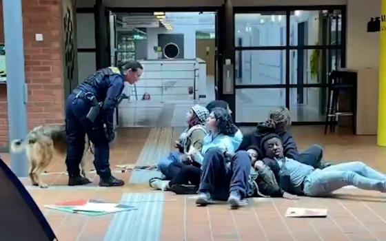 قمع الشرطة السويدية لطلاب الجامعة بالكلاب البوليسية