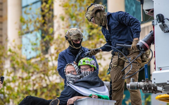 ناشطان يغلقان شارعًا رئيسيًا في أستراليا