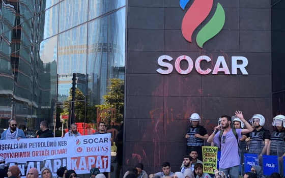 ناشطون أتراك يقتحمون شركة “سوكار”