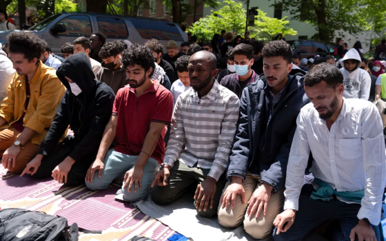 ردًا على القمع..  طلاب ماكجيل يحشدون لأداء صلاة الجمعة في مخيم الاعتصام