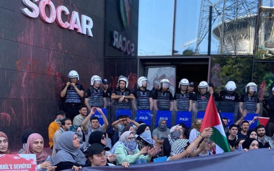 مجموعة "ألف شاب من أجل فلسطين" أمام مقر شركة سوكار