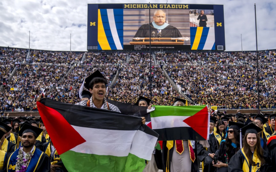 طالب يرفع علم فلسطين في تخرجه