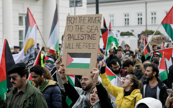 لافتة من النهر إلى البحر في مظاهرة داعمة لفلسطين