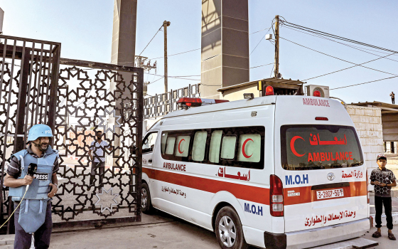 سيارة اسعاف خارجة من غزة عبر معبر رفح