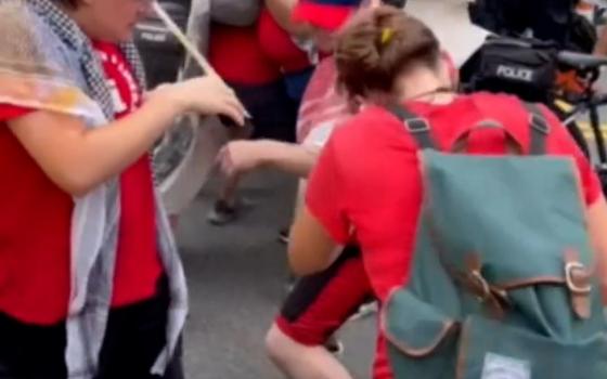 رش رذاذ الفلفل على المتظاهرين احتجاجًا على زيارة نتنياهو