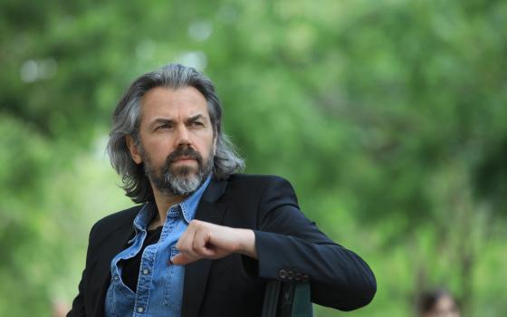 النائب الفرنسي إيمريك كارون