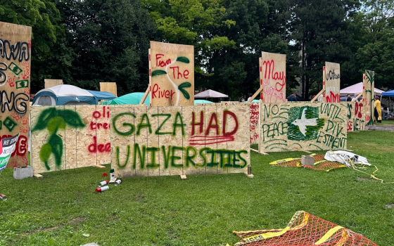 لافتة في المخيم الطلابي التضامني  