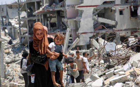 مدنيو غزة وسط الدمار