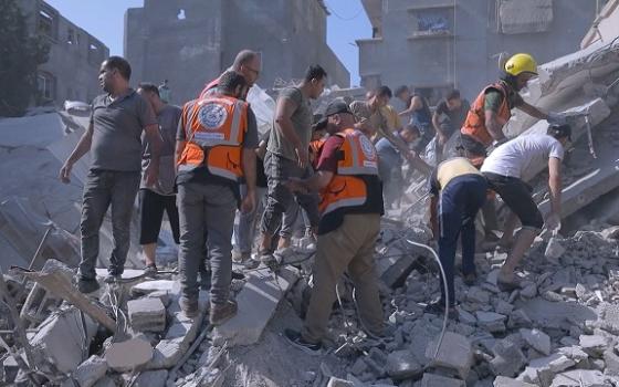 انتشال جثامين شهداء من تحت الأنقاض