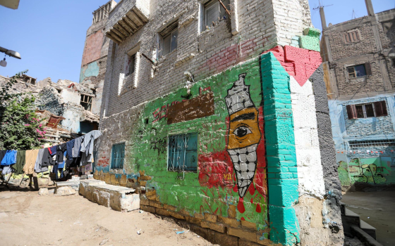 إحدى الجداريات التي تُزين منطقة الدرب الأحمر في القاهرة