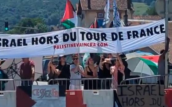 متضامنون ينددون بمشاركة الاحتلال في سباق فرنسا للدراجات