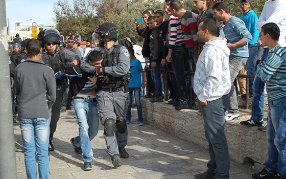 اعتقال فتى من قبل قوات الاحتلال