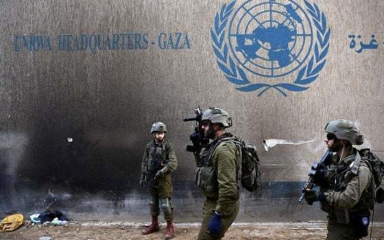 جنود الاحتلال عند مقر الأونروا