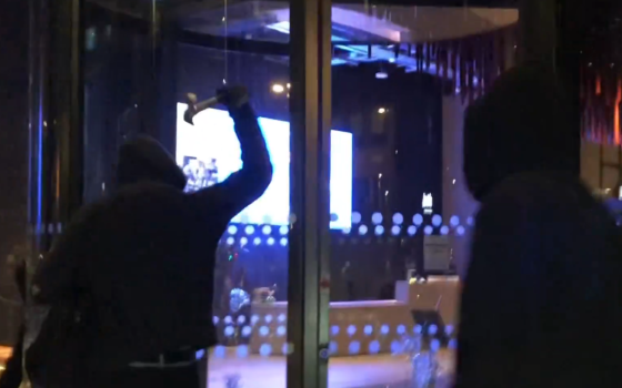 نُشطاء يستهدفون بنك "جي بي مورغان" في غلاسكو