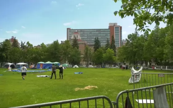 طلاب  جامعة مانيتوبا يغادون مخيمهم التضامني مع غزة