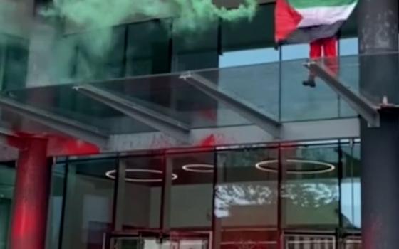 محاكمة نشطاء استهدفوا إلبيت ومتضامنين هاجموا مكتب نائب عمالي في ملبورن