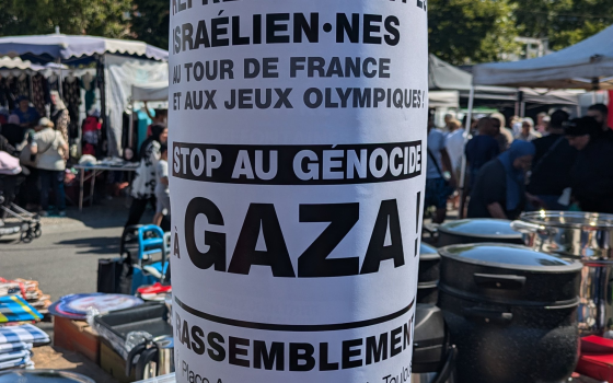 منشورات توزع للحشد لمسيرة احتجاج ضد الإبادة في تولوز الفرنسية