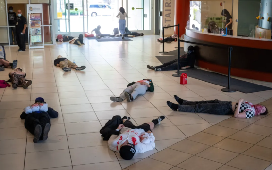 نشطاء لوس أنجلوس يحتجون بـ”موت رمزي” ضد مجازر الاحتلال