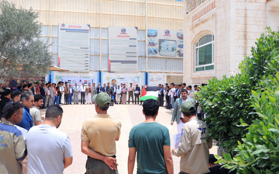 طلاب كلية الطب في صنعاء يحتجون دعمًا لفلسطين