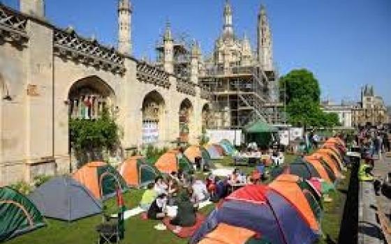 مخيم طلابي في جامعة كامبريدج