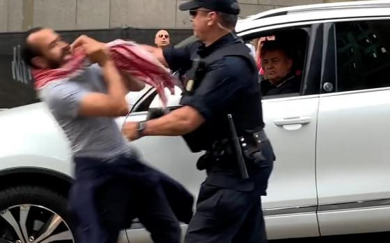 قمع احتجاج سلمي في كندا  