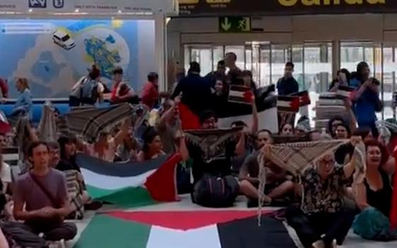 مؤيدون لفلسطين يعرقلون العمل في مطار أدولفو سواريز في مدريد