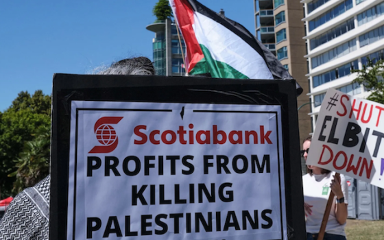 مظاهرة داعية لمقاطعة سكوتيا بنك