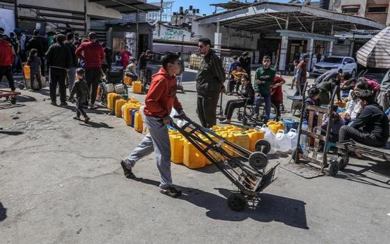 طفل يحاول الحصول على حصة من الماء خلال الحرب