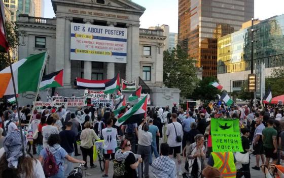 متظاهرون مؤيدون لفلسطين في مدينة فانكوفر غرب كندا