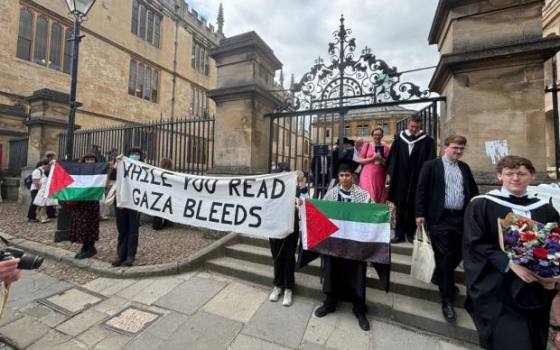 تضامن طلاب جامعة أكسفورد في تخرجهم