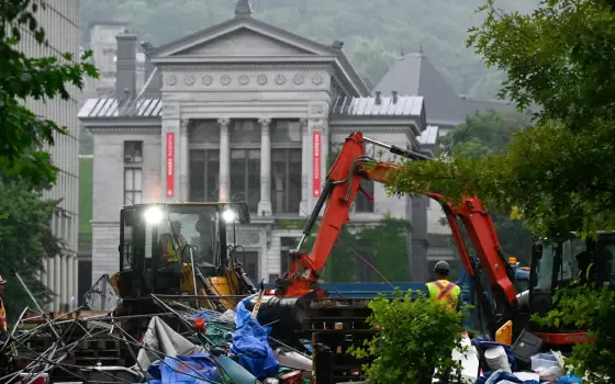 الشرطة الكندية خلال فض أحد اعتصامات داخل جامعة ماكجيل