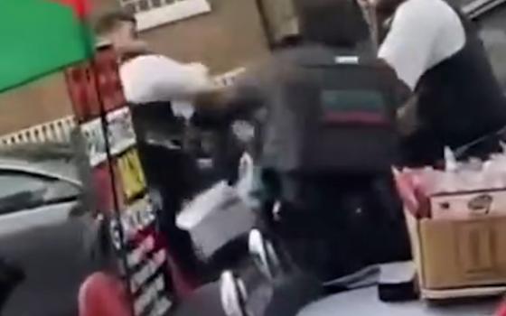 اعتداء الشرطة البريطانية على رجل في مسيرة تضامنية مع فلسطين